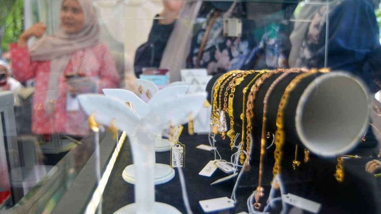 Harga emas Antam dan Galeri24 naik tipis pada Minggu, sementara harga emas UBS tetap stabil; simak daftar harga lengkapnya!