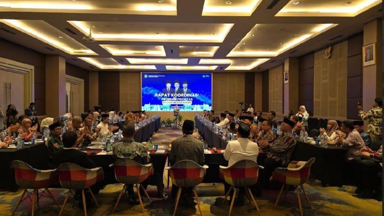 Menteri Agama Nasaruddin Umar mendorong pengembangan program yang memupuk cinta antarmanusia dan alam sebagai dasar ekoteologi, guna meningkatkan kualitas kemanusiaan.