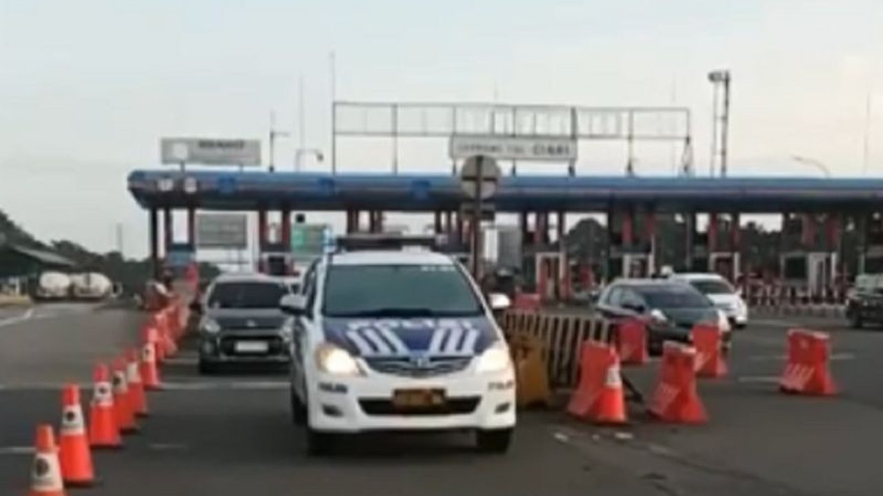 Rekayasa lalu lintas contraflow diberlakukan di Tol Jagorawi arah Puncak untuk mengantisipasi lonjakan kendaraan selama libur panjang Hari Raya Waisak.