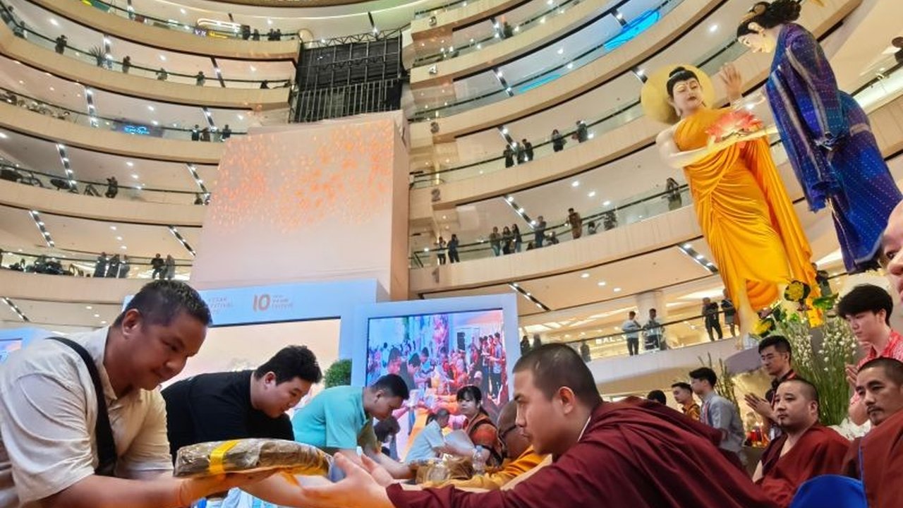 Young Buddhist Association of Indonesia (YBAI) berhasil mengumpulkan dana fantastis Rp708 juta untuk para bhikkhu dalam acara Sanghadana di Surabaya, sebagian dana akan disalurkan untuk korban gempa Myanmar.