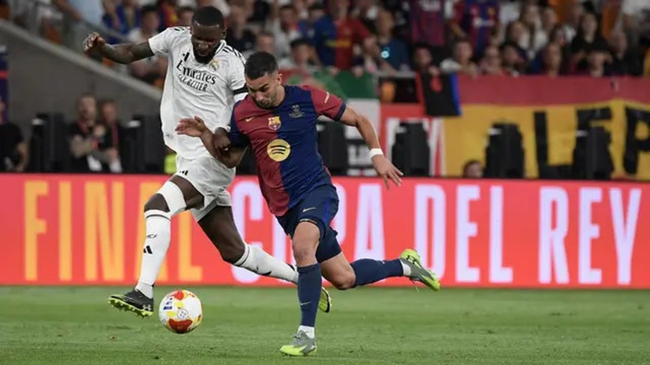 Bek Real Madrid asal Jerman #22, Antonio Rudiger (kiri), dan penyerang Barcelona asal Spanyol #07, Ferran Torres, berebut bola selama pertandingan final Piala Spanyol, Copa del Rey (Piala