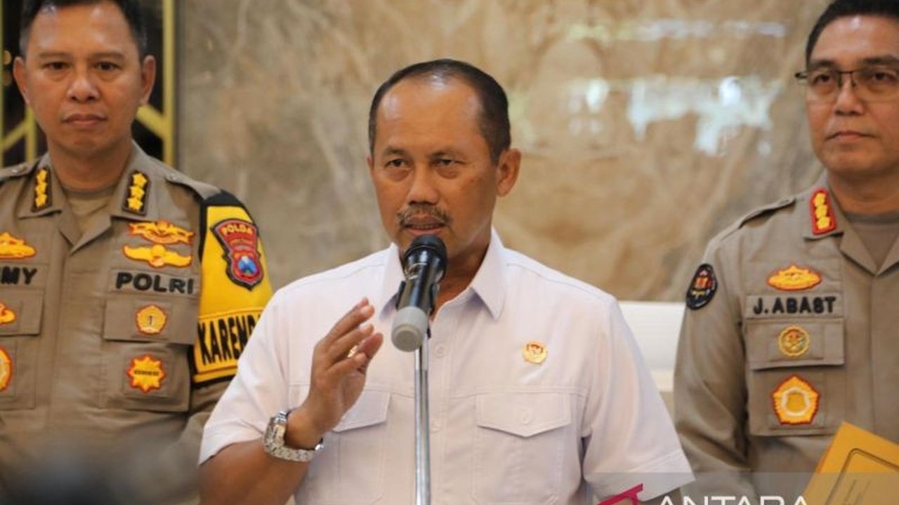 Kementerian Koordinator Bidang Politik dan Keamanan (Kemenkopolkam) menyatakan penindakan hukum menjadi prioritas utama dalam memberantas premanisme yang dilakukan oleh oknum organisasi kemasyarakatan (ormas) demi terciptanya iklim investasi dan ketertiba