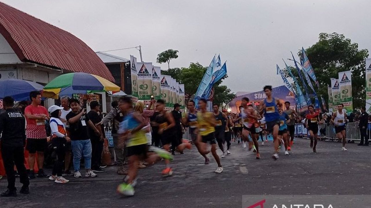 Ribuan pelari dari berbagai daerah berpartisipasi dalam Purwokerto Half Marathon 2025, menorehkan peningkatan signifikan dari tahun sebelumnya.