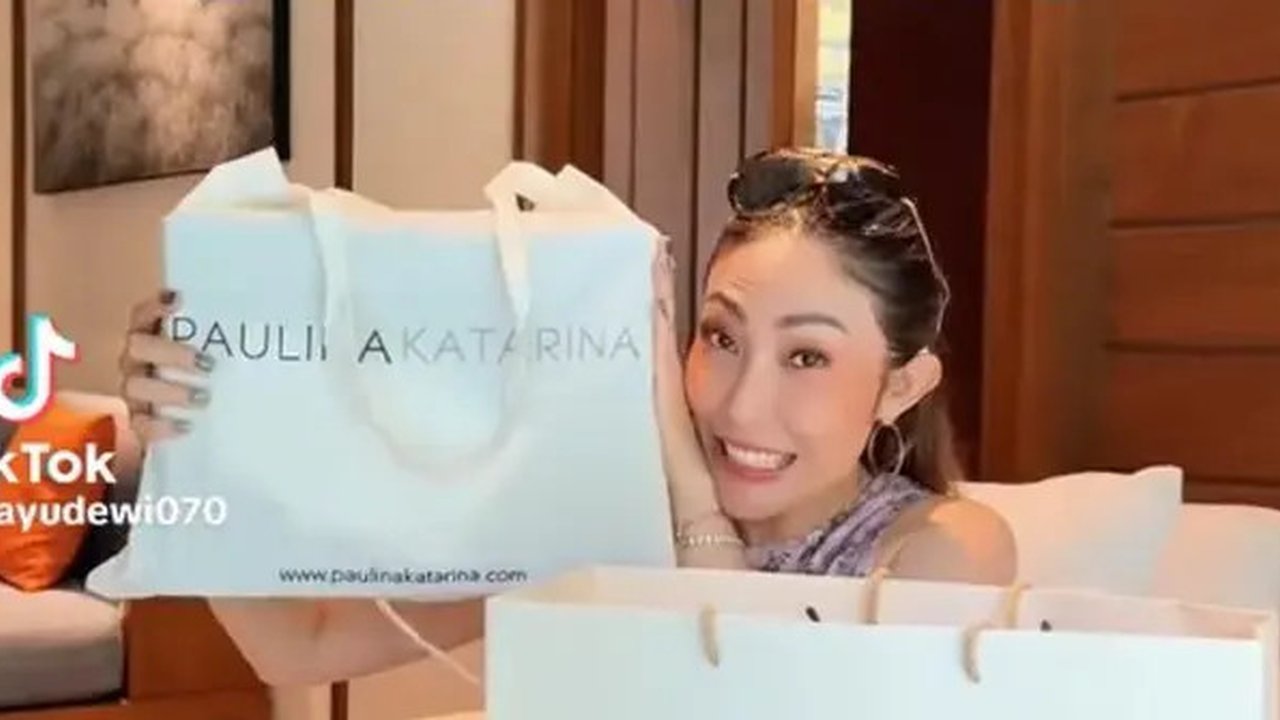 Lihat di sini isi hampers mewah bridesmaid dan groomsmen Luna Maya dan Maxime Bouttier.[@ayudewi070].