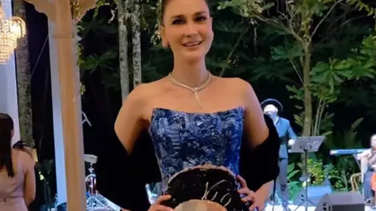 Lihat di sini tampilan Luna Maya di momen resepsi pernikahan kedua. Memukau dengan gaun berhias lukisan sang ayah. [@hagaipakan].