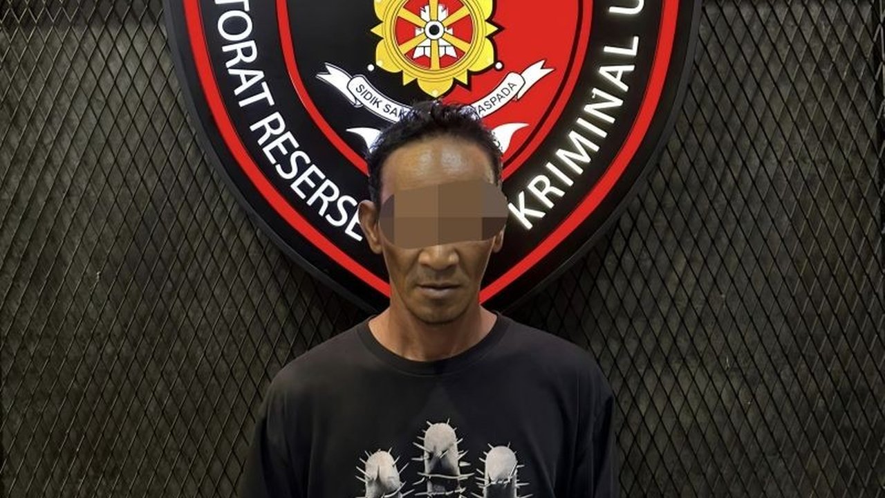 Seorang pria di Bekasi menganiaya temannya hingga kritis dengan motif asmara, cemburu karena korban akan menikah dengan wanita pujaan pelaku.