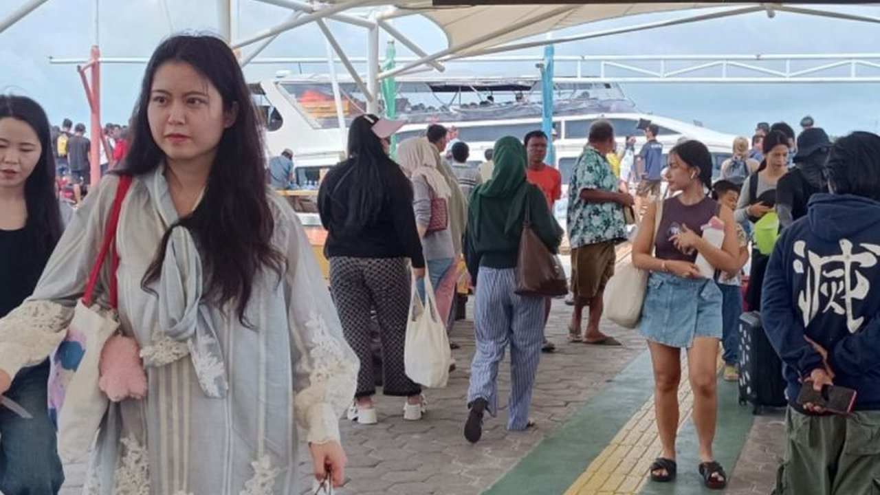 Kepulauan Seribu dipadati 5.958 wisatawan domestik dan mancanegara selama libur panjang Waisak, kunjungan ini berdampak positif bagi perekonomian warga sekitar.