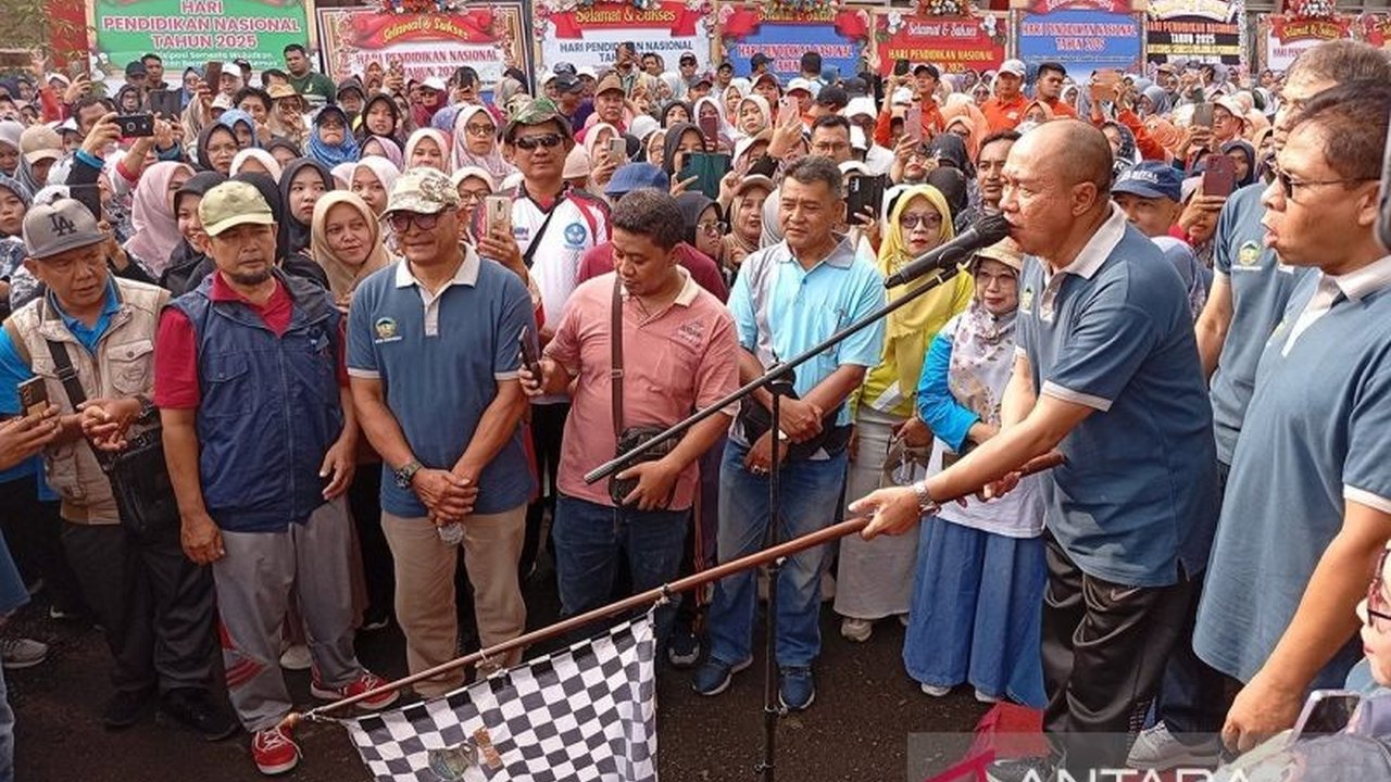 Bupati Banyumas, Sadewo Tri Lastiono, mengajak seluruh guru untuk rajin berolahraga demi kesehatan, ditandai dengan kegiatan jalan sehat dalam rangka Hari Pendidikan Nasional 2025.