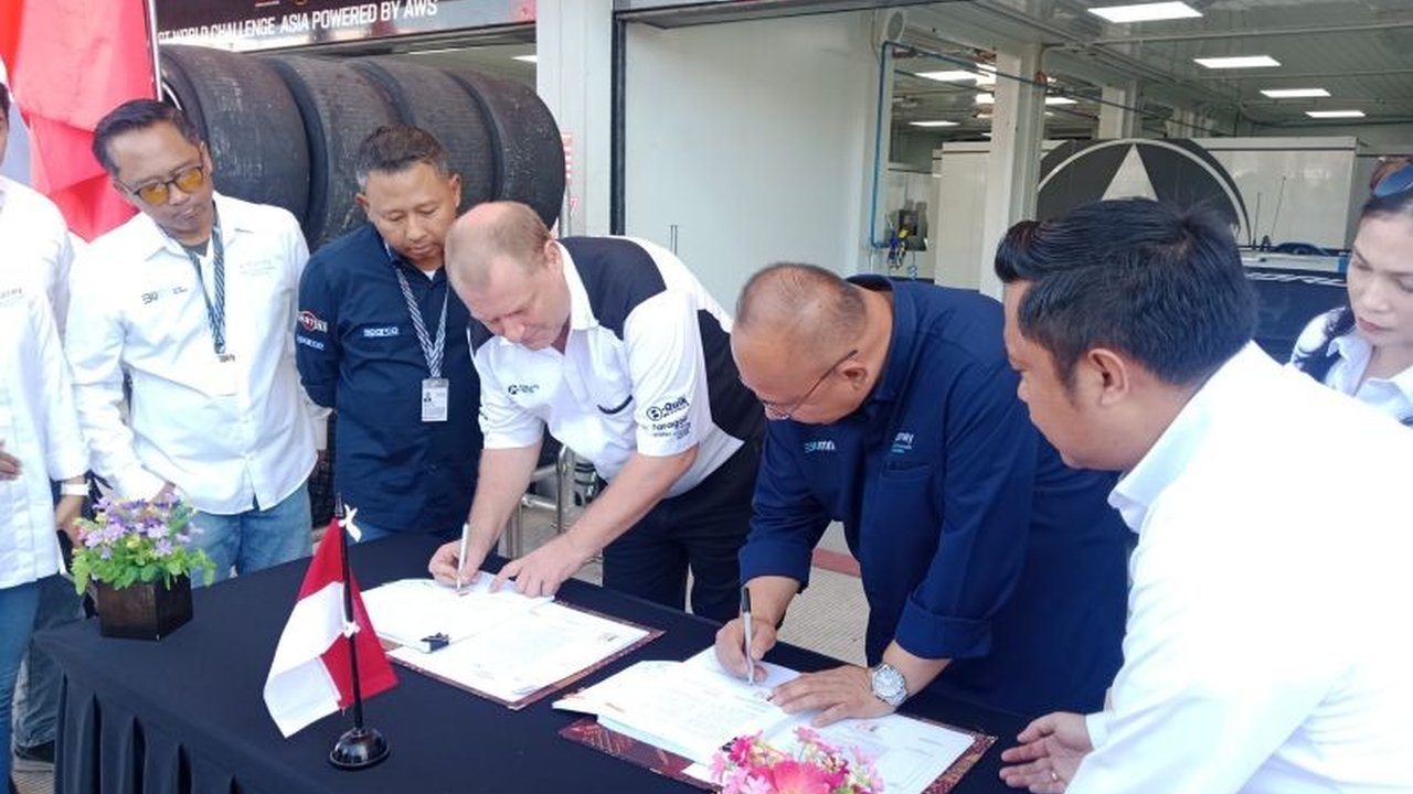 ITDC dan tim Absolute Racing tanda tangani MoU investasi pembangunan garasi mobil mewah di KEK Mandalika, Lombok Tengah, sebagai dampak positif dari GT World Challenge Asia 2025.