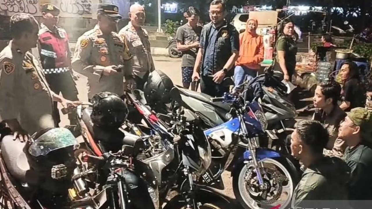 Polisi meningkatkan patroli malam di Duren Sawit, Jakarta Timur untuk mencegah tawuran remaja yang meningkat signifikan di tahun 2024, melibatkan peran serta masyarakat dalam menciptakan lingkungan yang kondusif.