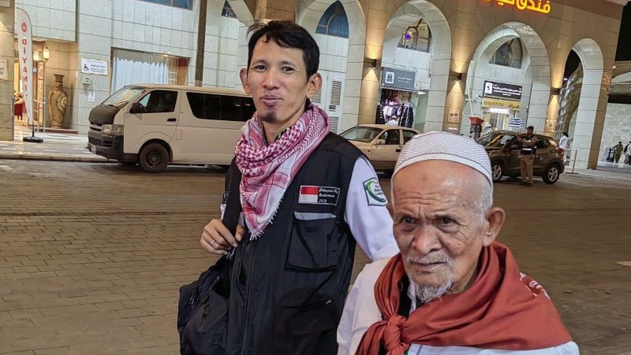 Tiga calon haji asal Solo terpisah dari keluarga mereka saat perjalanan Madinah-Makkah, namun PPIH sektor 4 bergerak cepat membantu hingga mereka dapat melanjutkan ibadah umrah.