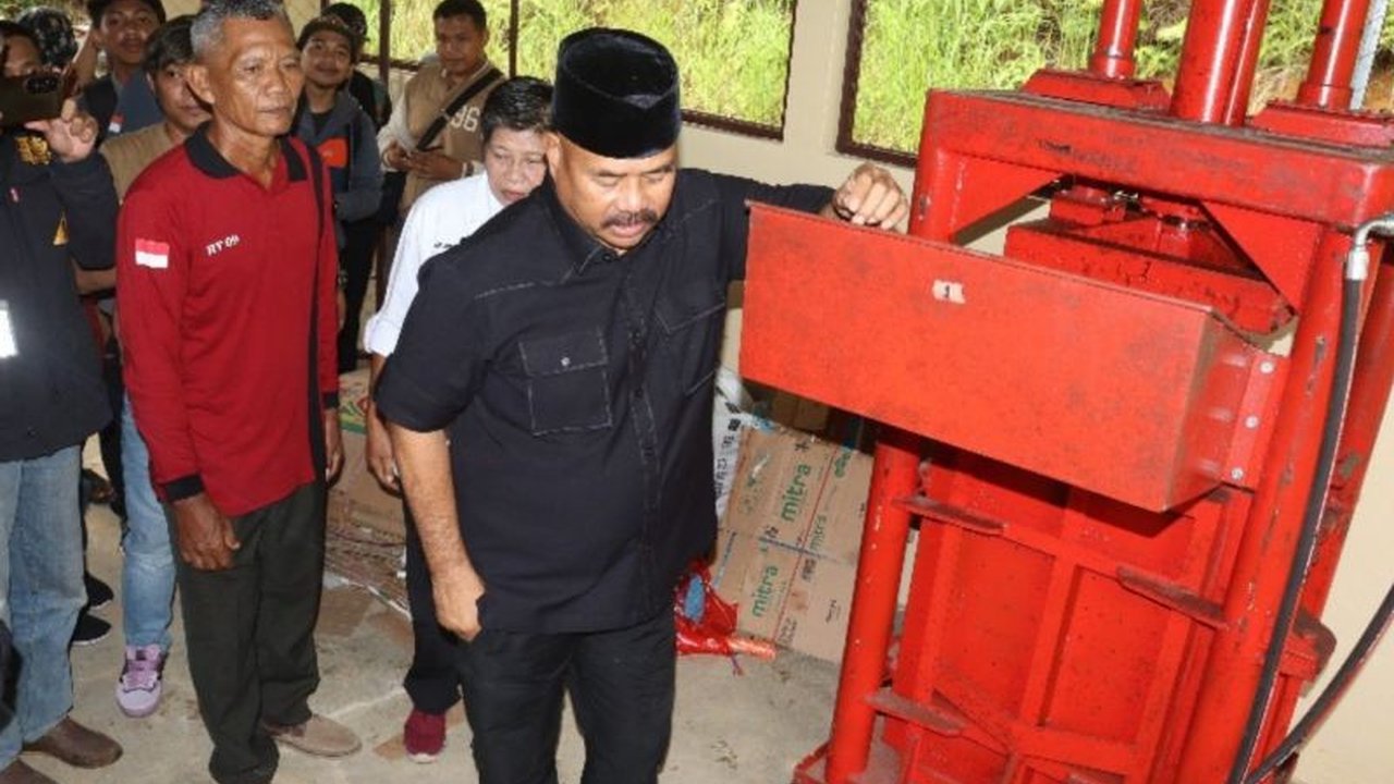 Bupati Kutai Kartanegara mengajak masyarakat memanfaatkan sampah sebagai peluang ekonomi baru melalui pengelolaan dan daur ulang sampah, serta mengajak kerjasama dengan sekolah untuk edukasi dan penghasilan tambahan siswa.