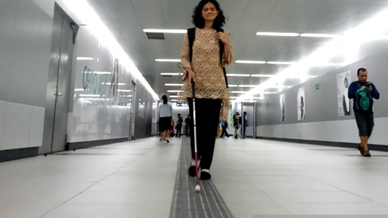 Pemasangan jalur pemandu disabilitas (guiding block) yang salah di Danau Dampelas, Jakarta Pusat, telah diperbaiki setelah viral di media sosial.