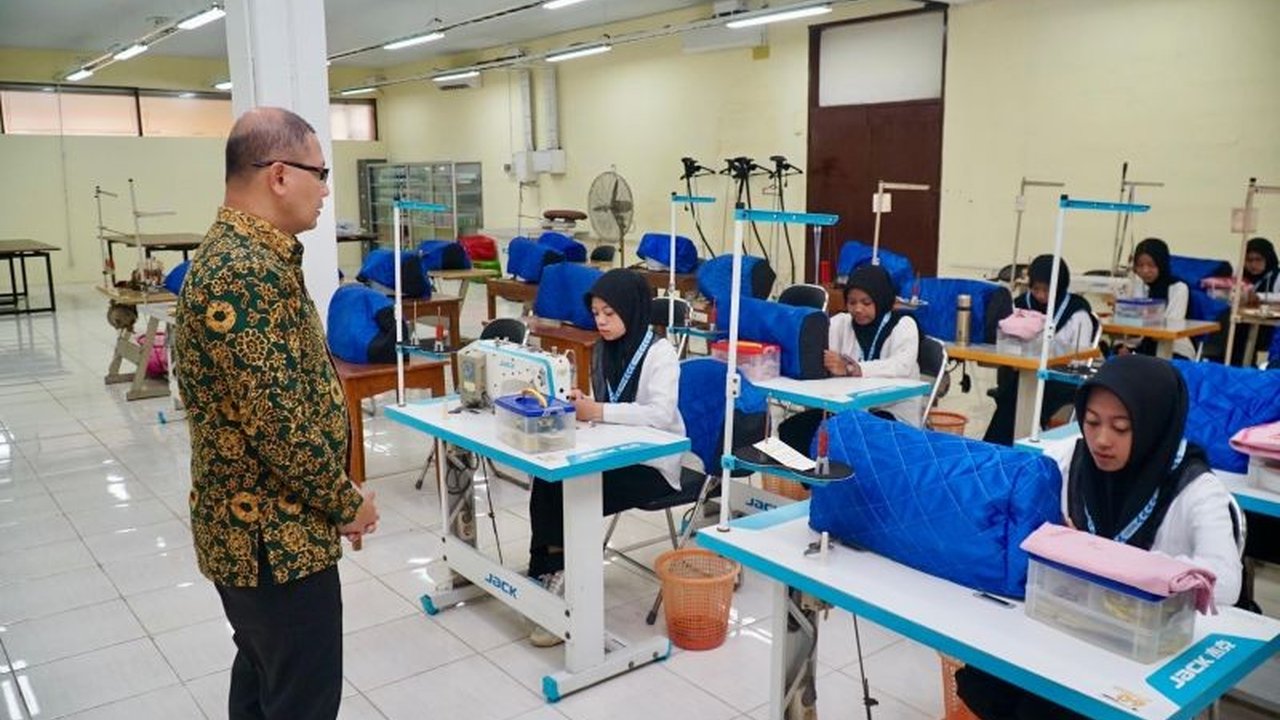 Dinas Pendidikan Jawa Timur memfasilitasi 60 siswa SMK dari berbagai daerah untuk mengikuti uji sertifikasi kompetensi nasional berbasis KKNI, guna meningkatkan daya saing mereka di dunia kerja.