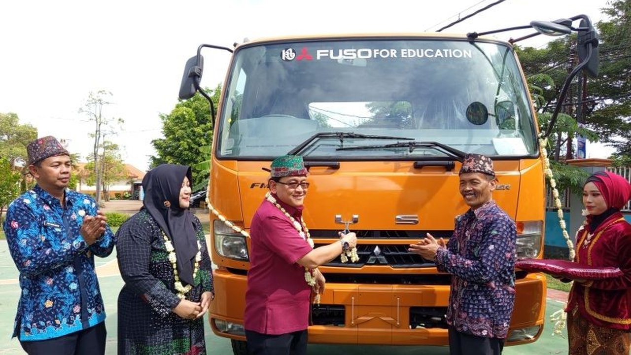 PT Krama Yudha Tiga Berlian Motors (KTB) hibahkan truk Mitsubishi Fuso Fighter ke SMK Negeri 1 Kamal, Madura, untuk meningkatkan kualitas SDM di bidang otomotif.