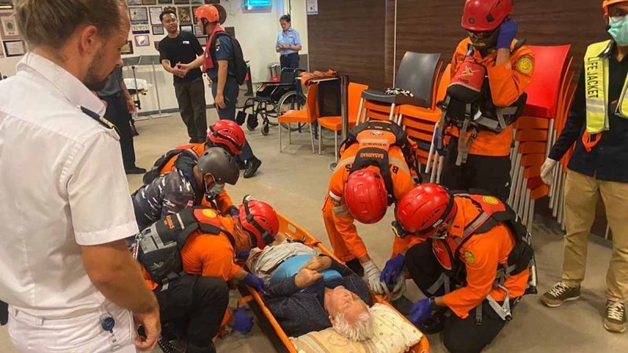 Tim Basarnas Banda Aceh berhasil mengevakuasi dua WNA sakit, seorang warga Jerman dan Rusia, dari kapal pesiar di perairan Aceh dan dilarikan ke RSUDZA untuk perawatan medis lanjut.