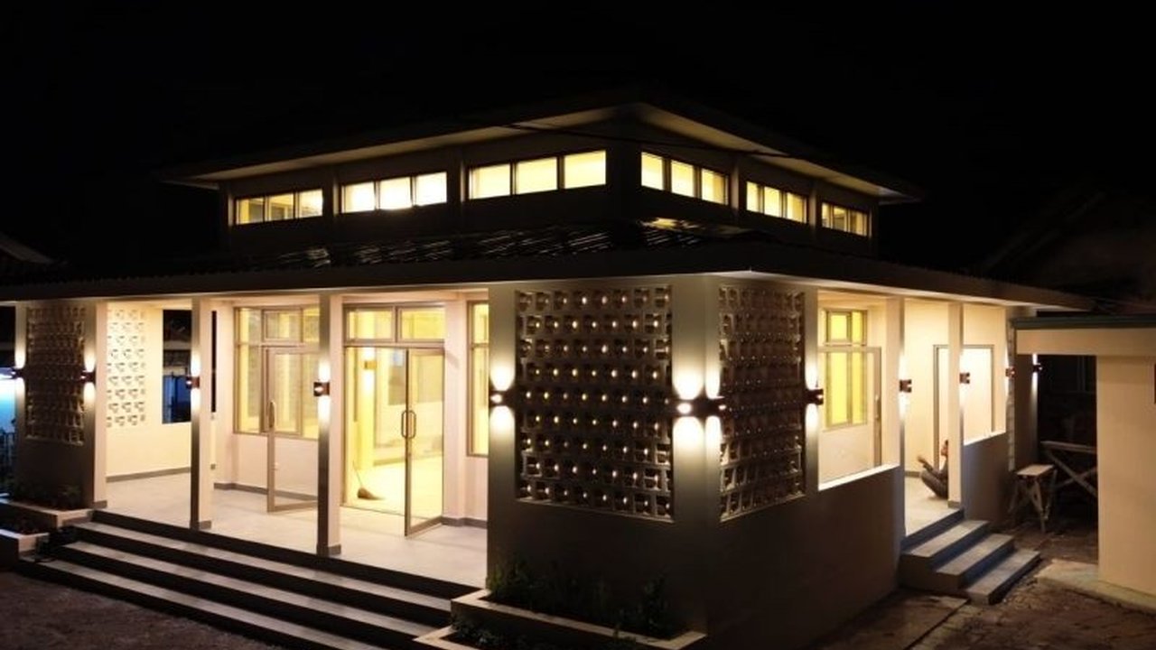 Masjid Al-Hidayah di Kabupaten Bandung, yang rusak akibat gempa September 2024, kini telah dibangun kembali menjadi masjid ramah gempa dengan desain modern dan fasilitas lengkap.