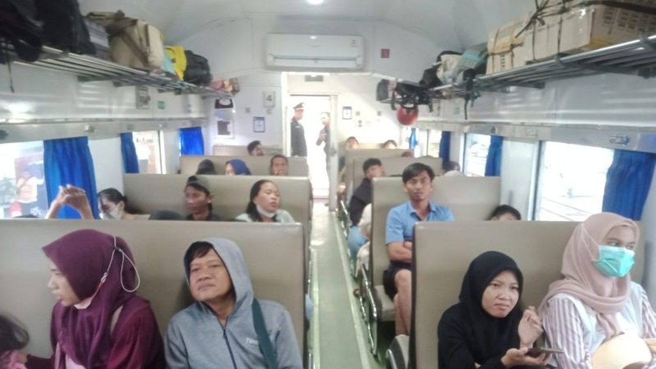 Libur panjang Waisak 2025 di Jember diramaikan oleh lonjakan penumpang kereta api hingga 14 persen, dengan Stasiun Jember sebagai yang tersibuk.