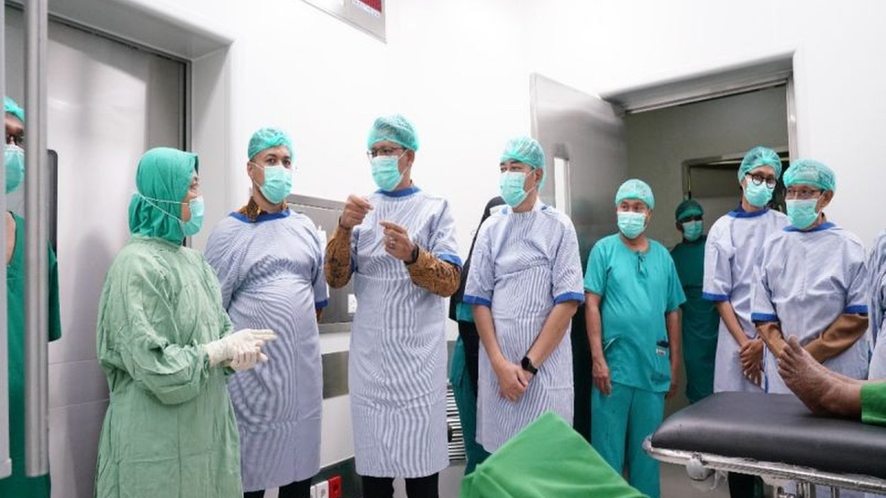 Pemkab Sleman berkolaborasi dengan Baznas dan RSUD Sleman menggelar bakti sosial operasi katarak gratis dalam rangka Hari Jadi ke-109 Kabupaten Sleman, membantu 15 lansia mendapatkan kembali penglihatan mereka.