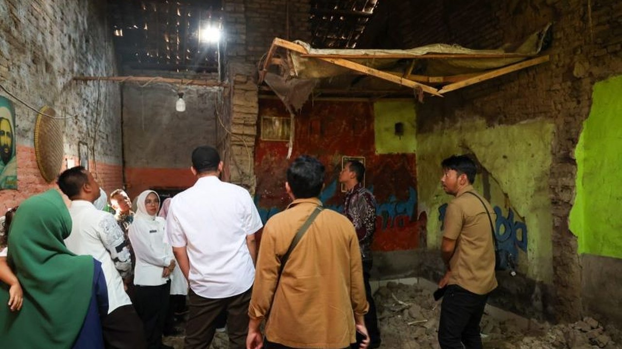 Posyandu Provinsi Banten bergerak cepat membantu keluarga Nasrudin di Kasemen, Serang, yang rumahnya roboh akibat hujan deras, melukai anak mereka;  menunjukkan peran penting Posyandu di luar layanan kesehatan.