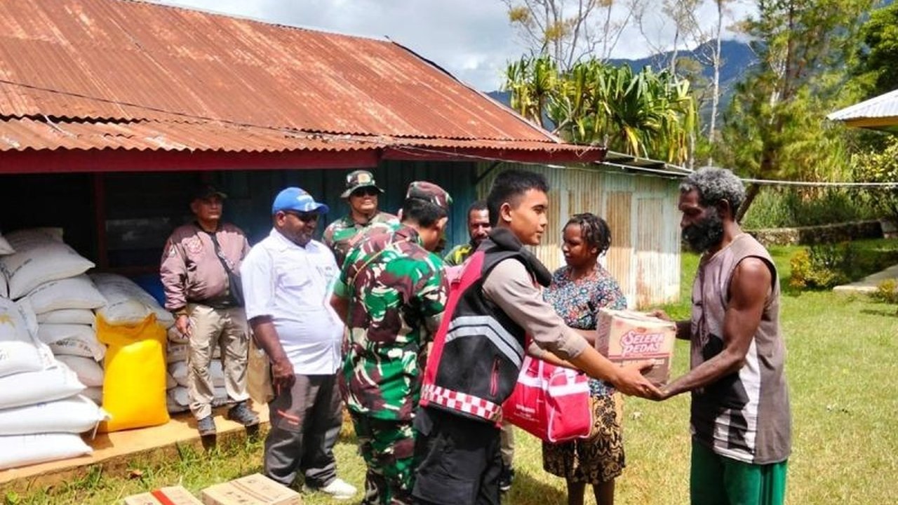 Pemerintah Kabupaten Jayawijaya menyalurkan 10 ton beras dan bantuan logistik lainnya kepada tiga distrik yang terdampak banjir dan tanah longsor.