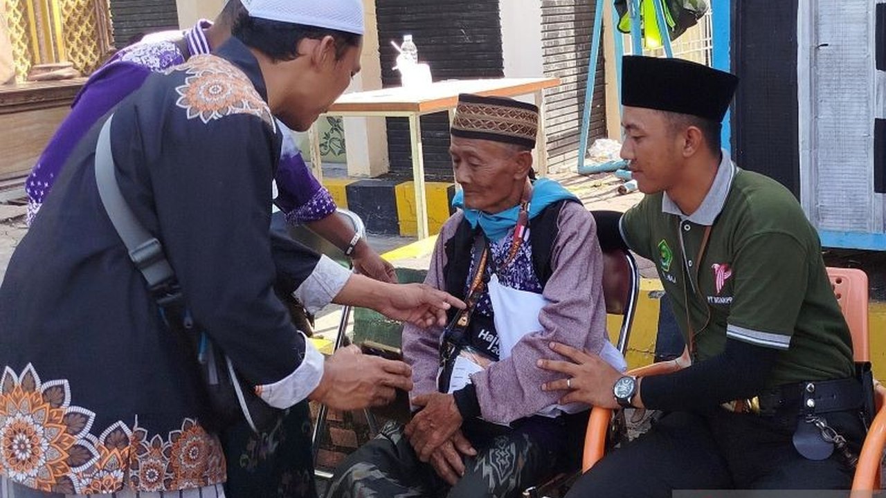 Dua calon haji lanjut usia di Embarkasi Surabaya mengalami gejala demensia menjelang keberangkatan ke Tanah Suci, satu dirawat di rumah sakit dan satu lagi dirawat di klinik asrama haji.