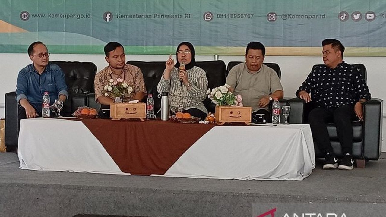Komisi VII DPR RI dan Kemenpar menggelar sosialisasi perizinan usaha sektor pariwisata di Cilacap, Jawa Tengah, guna mendorong pelaku usaha untuk memiliki legalitas usaha yang baik dan meningkatkan perekonomian masyarakat.