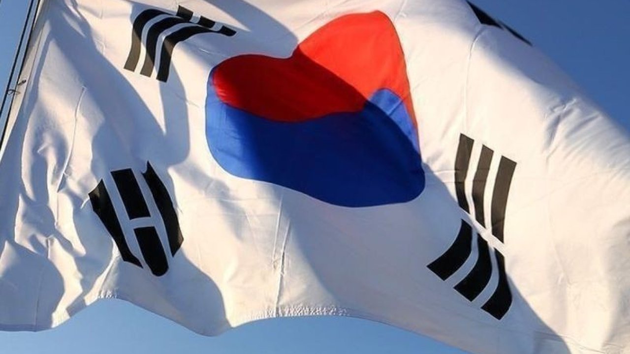 Mantan Menteri Ketenagakerjaan Korsel, Kim Moon Soo, resmi menjadi capres dari PPP setelah menolak desakan partai untuk menggantinya dengan mantan PM Han Duck Soo, dan akan berhadapan dengan Lee Jae Myung.