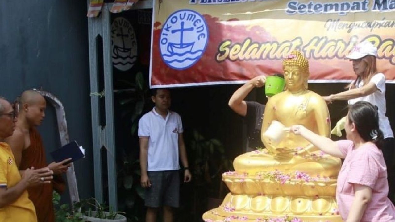 Umat Buddha di Vihara Giri Bandha Sukhavati, Madiun, membersihkan rupang Buddha dan menggelar berbagai kegiatan sosial dalam rangka menyambut Hari Raya Waisak 2025 dengan tema 'Kebijaksanaan, Dasar Keluhuran Bangsa'.
