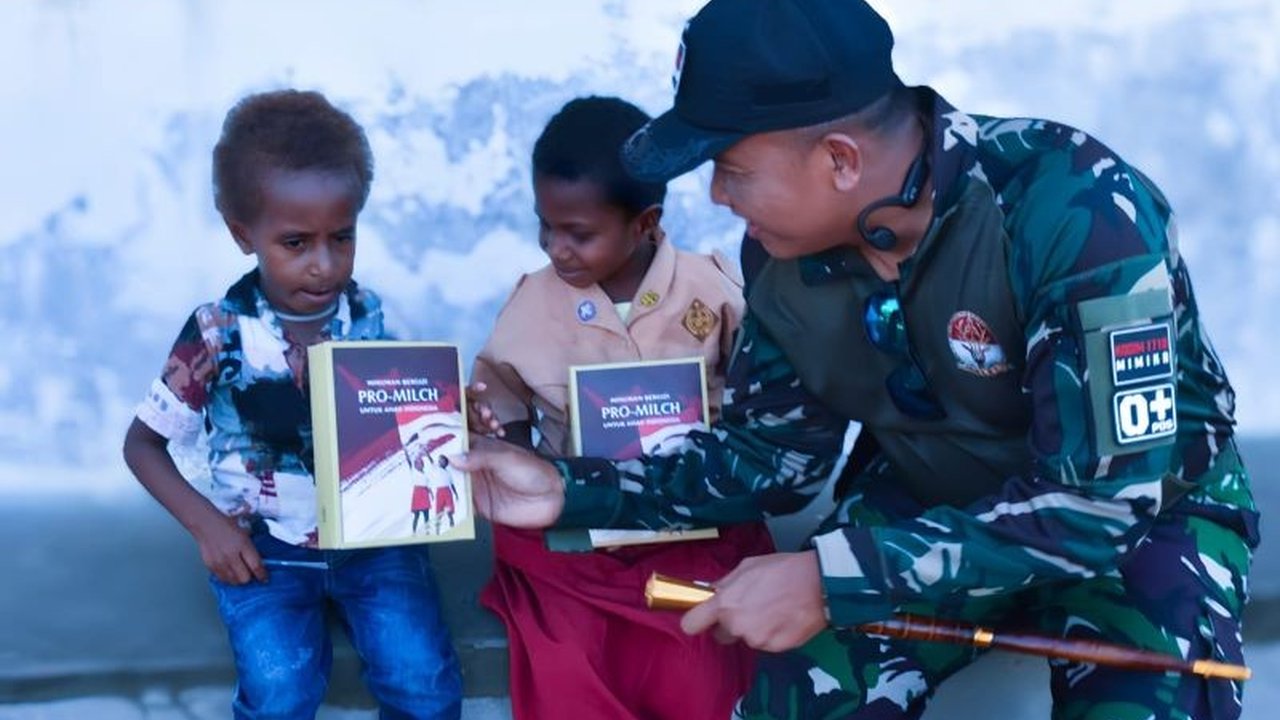 Satgas TMMD Kodim 1710/Mimika menunjukkan kepedulian sosial dengan membagikan susu bergizi kepada anak-anak di Kampung Pigapu, Papua Tengah, sebagai bagian dari program TMMD dan upaya peningkatan kesehatan masyarakat.