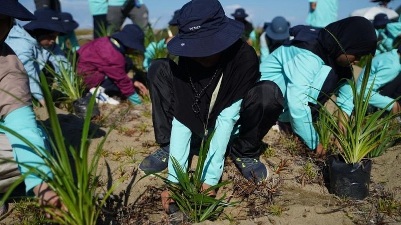 PT Tectona Mitra Utama (TMU) berkolaborasi dengan Sekolah Alam Indonesia meluncurkan program konservasi dan edukasi lingkungan di Taman Nasional Meru Betiri, Banyuwangi, untuk menumbuhkan kesadaran pelestarian alam pada anak-anak.