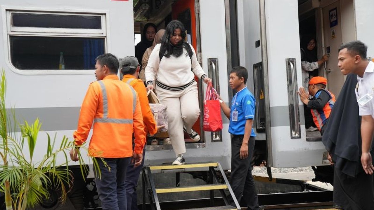 Penumpang kereta api di Stasiun Baturaja, OKU, Sumatera Selatan meningkat drastis selama libur Waisak 2025, mencapai rata-rata 150 penumpang per hari untuk KA Rajabasa dan Kuala Stabas.