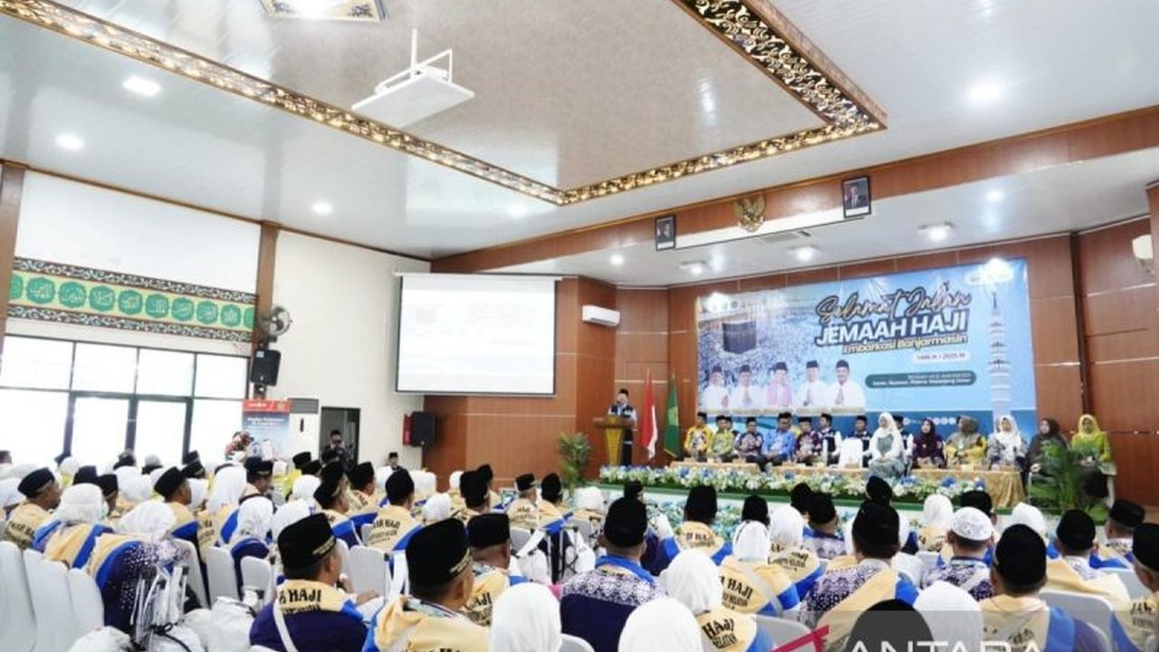 Sebanyak 1.692 calon haji dari Embarkasi Banjarmasin telah diberangkatkan ke Madinah, Arab Saudi, untuk menunaikan ibadah haji, menandai keberangkatan sekitar sepertiga dari total jamaah Embarkasi Banjarmasin.