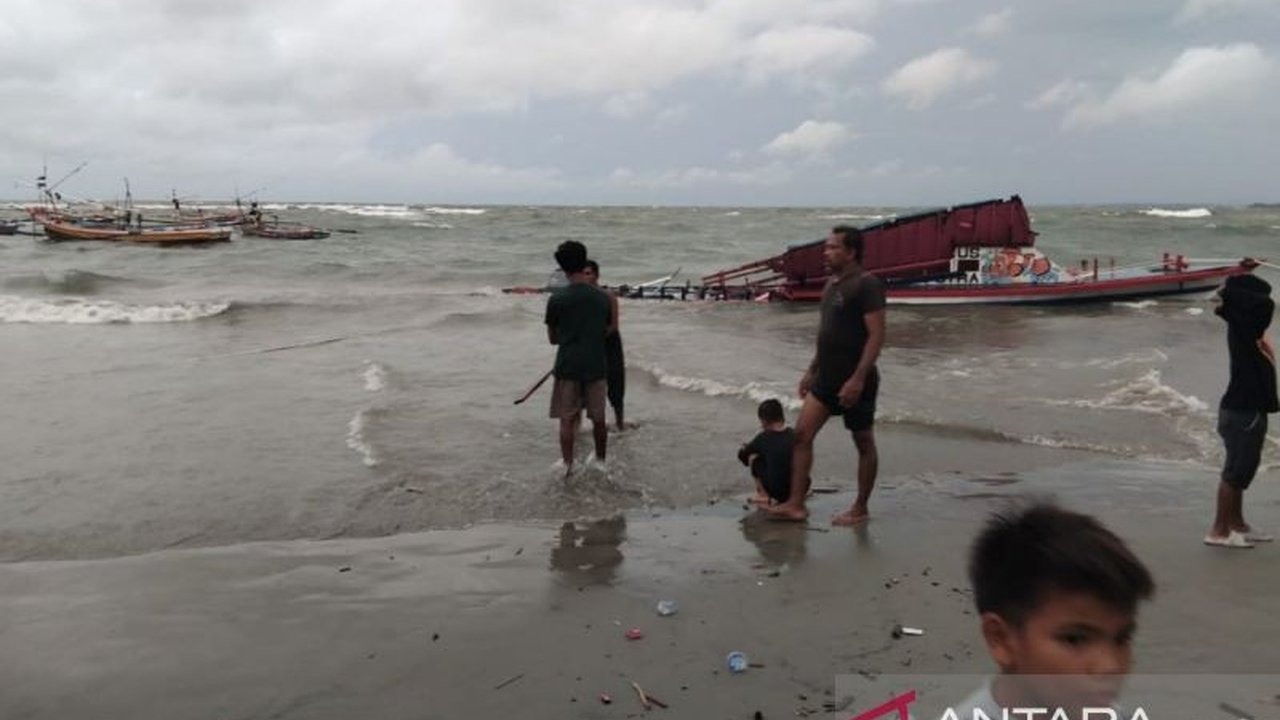 Tragedi Kapal Karam di Pantai Malabero: Tujuh Wisatawan Meninggal Dunia