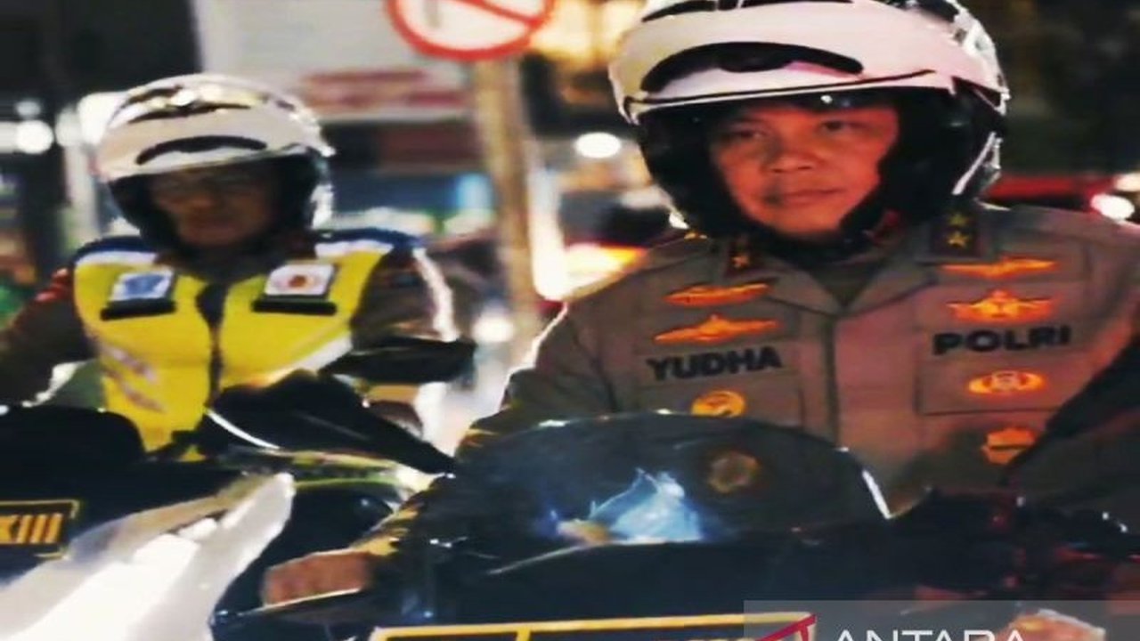 Polda Kalsel menggelar patroli besar-besaran di Banjarmasin, mengamankan 61 orang, tiga di antaranya positif narkoba, dalam upaya menciptakan keamanan dan ketertiban.