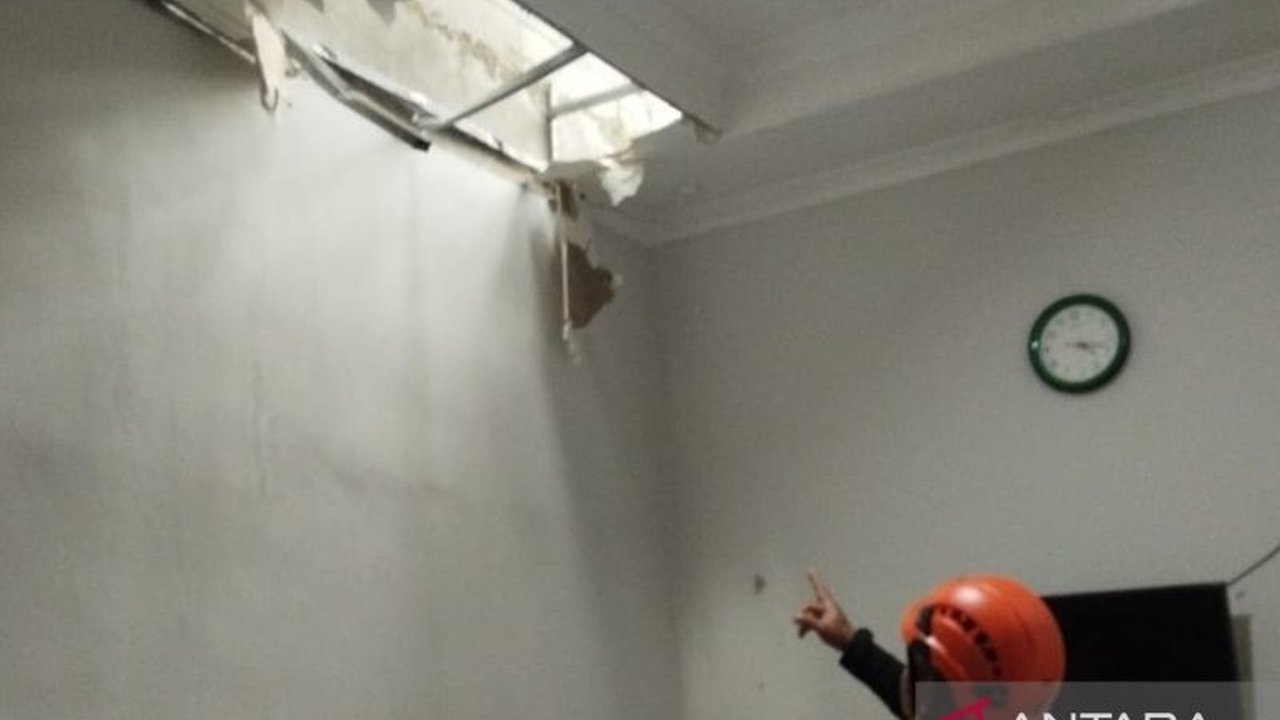 Angin kencang menerjang Kamal, Kalideres, Jakarta Barat, mengakibatkan kerusakan pada 20 rumah dan melukai dua warga.