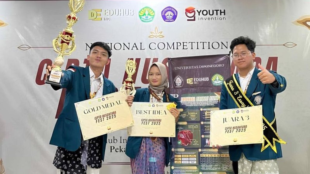 Tim mahasiswa Sekolah Vokasi Undip menciptakan kemasan plastik ramah lingkungan dari limbah tahu dan mikroalga, meraih tiga penghargaan bergengsi di Cipta Nusantara Fest 2025.
