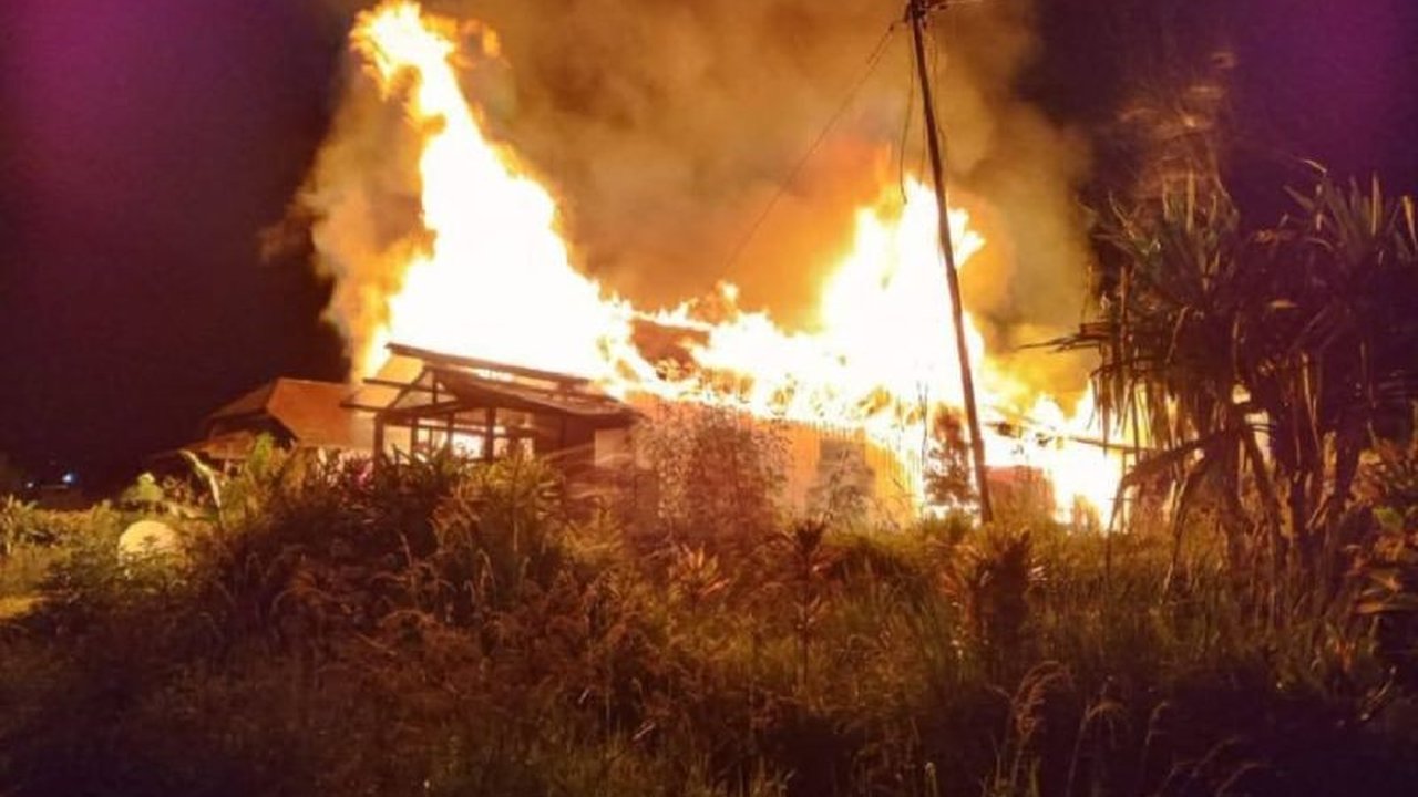 Sebanyak 13 rumah warga di Mulia, Puncak Jaya, Papua Tengah ludes terbakar akibat aksi orang tak dikenal (OTK); polisi masih menyelidiki kasus tersebut.