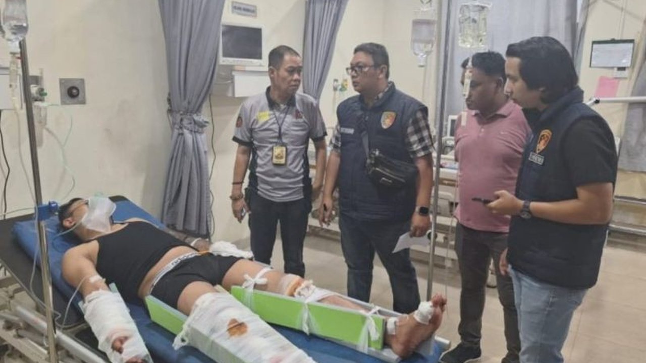 Seorang pengantin pria di Palembang, Sumatera Selatan, dibacok oleh orang tak dikenal saat hendak melangsungkan akad nikah, diduga akibat dendam lama.