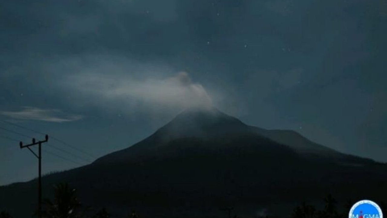Gunung Lewotobi Laki-laki di Flores Timur, NTT, erupsi pada 11 Mei 2025 pukul 20.17 WITA, memuntahkan abu vulkanik setinggi 300 meter dan berstatus Siaga Level III.