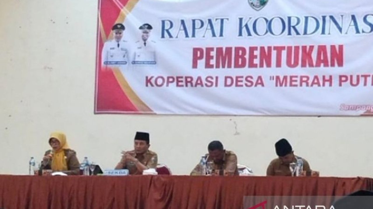 Pemerintah Provinsi Jawa Timur memberikan bantuan biaya untuk pembentukan 186 Koperasi Desa/Kelurahan Merah Putih di Sampang guna memperkuat ekonomi kerakyatan, mengatasi keterbatasan anggaran daerah, dan mendukung program pemerintah pusat.