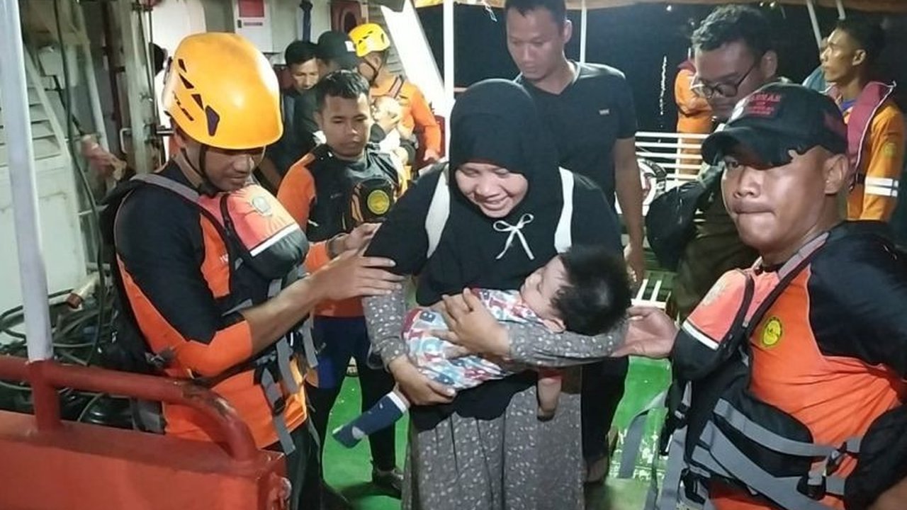 Tim SAR gabungan berhasil mengevakuasi 35 wisatawan yang terjebak di kapal nelayan yang mengalami mati mesin di perairan Semujur, Bangka Tengah, Bangka Belitung.