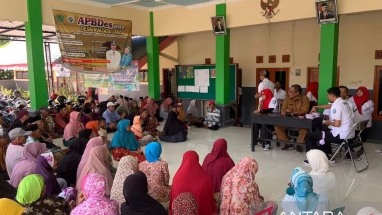 Pemerintah Kabupaten Pamekasan mengalokasikan Rp1,2 miliar untuk membantu 820 warga miskin ekstrem melalui program bantuan produktif guna mengurangi angka kemiskinan.