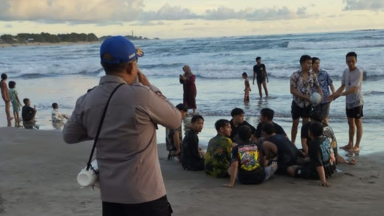 Polres Garut meningkatkan patroli dan pengamanan di objek wisata selama libur panjang Waisak untuk memastikan keamanan dan kenyamanan wisatawan.