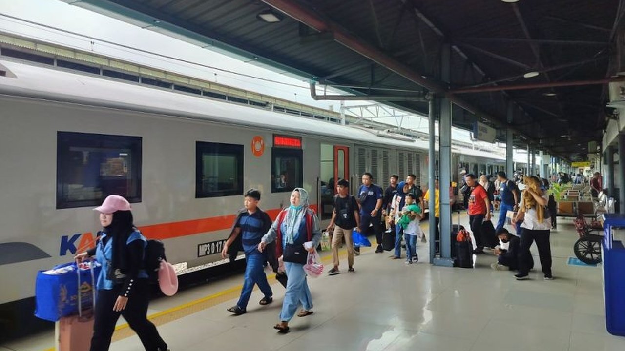 KAI Group berhasil melayani 157 juta pengguna kereta api hingga April 2025, meningkat 9,01 persen dibandingkan periode yang sama tahun lalu, menunjukkan tren positif transportasi berbasis rel di Indonesia.