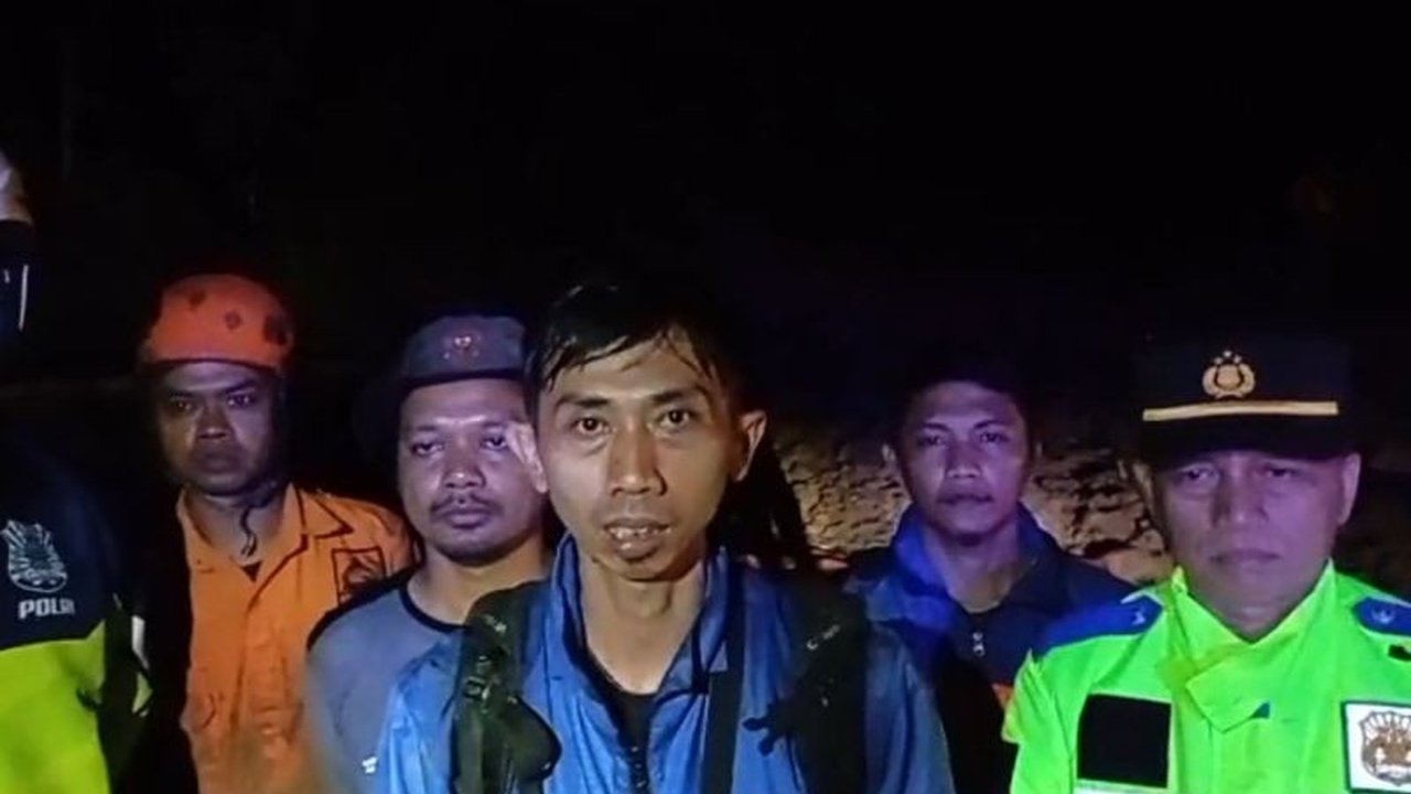Longsor di jalur Majalengka-Kuningan menyebabkan dua pemotor terjebak dan jalur penghubung tersebut tertutup total, memaksa warga menggunakan jalur alternatif.