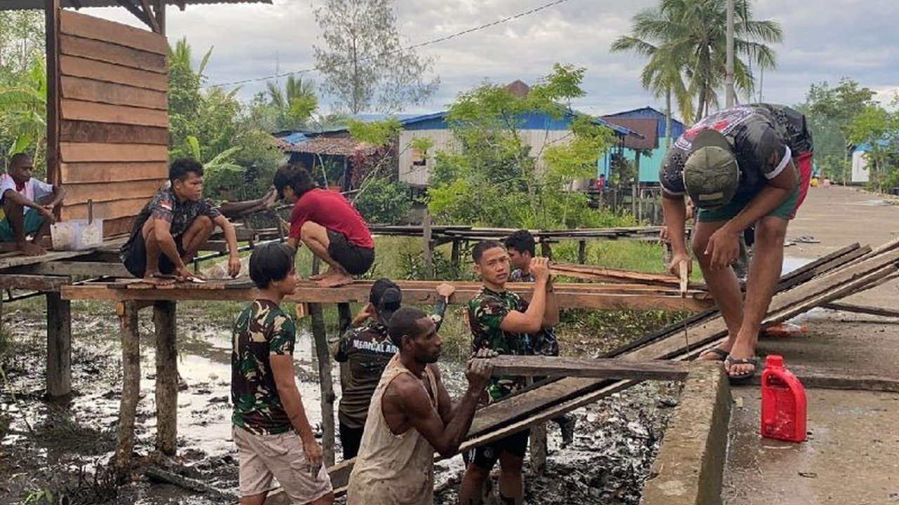 Satgas Yonif 141/AYJP membangun rumah warga kurang mampu di Distrik Fayit, Kabupaten Asmat, Papua Selatan, sebagai wujud kepedulian TNI terhadap masyarakat.