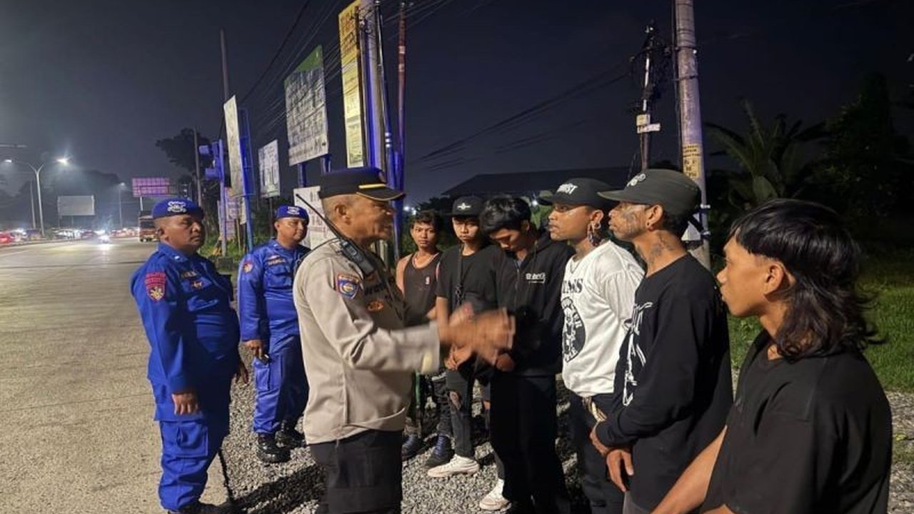 Polres Batang memberikan pembinaan kepada tujuh remaja yang diduga akan melakukan tawuran, menekankan peran orang tua dalam pengawasan anak.