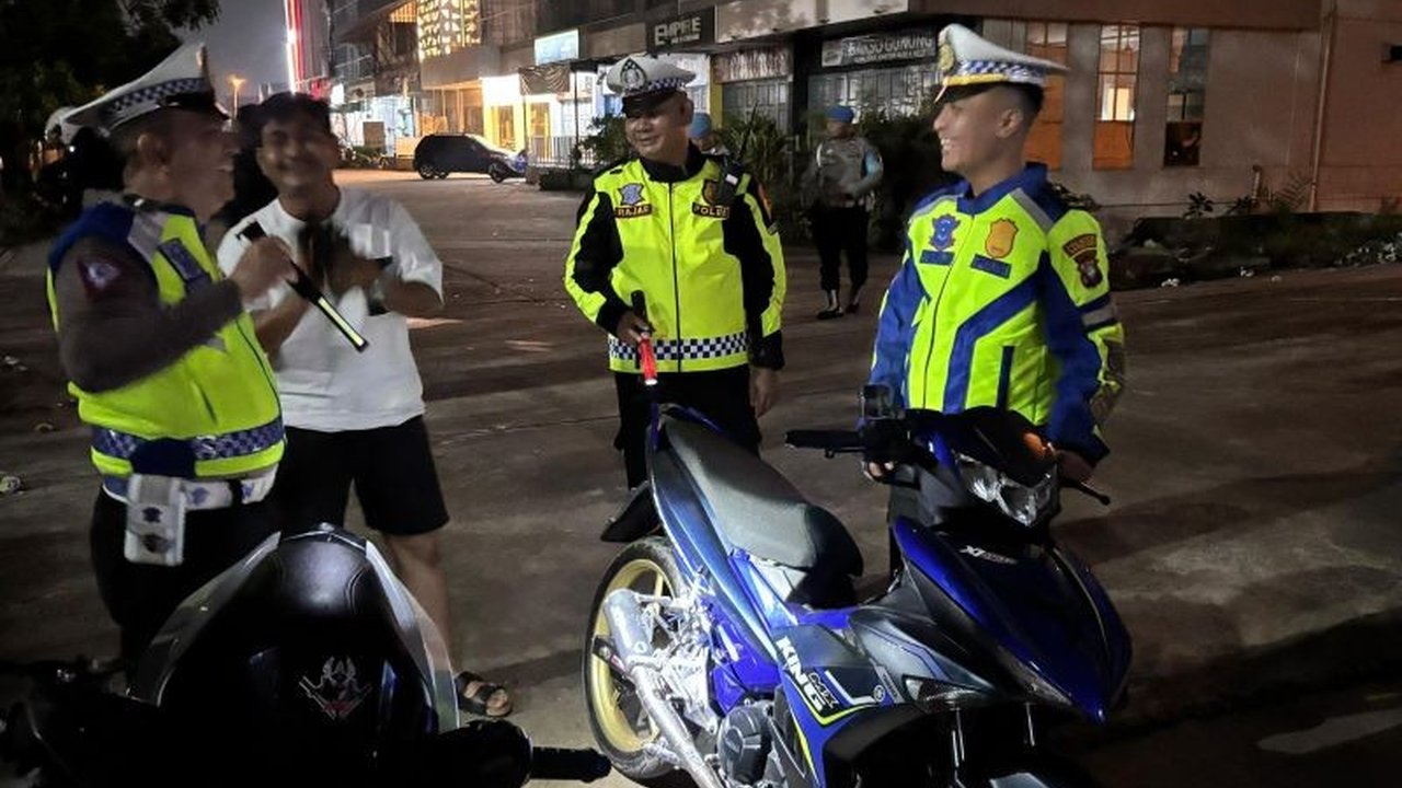 Polresta Barelang berhasil menertibkan parkir liar dan kendaraan yang melanggar aturan di Batam, mengamankan 8 juru parkir liar dan menindak 20 kendaraan bermotor dalam Operasi Pekat Seligi 2025 dan Operasi Cipta Kondisi.