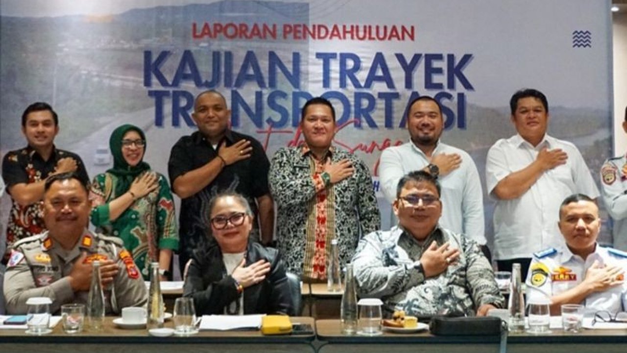 Pemerintah Kabupaten Mahakam Ulu, Kalimantan Timur, berupaya mendorong pertumbuhan ekonomi dengan mengembangkan sistem transportasi terintegrasi darat dan sungai, serta konektivitas antar provinsi.